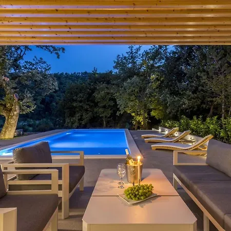 Villa Ventura With Private 45 Sqm Swimming Pool, 4 Bedrooms, Gym, Game Srinjine