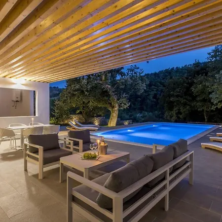 Villa Ventura With Private 45 Sqm Swimming Pool, 4 Bedrooms, Gym, Game *