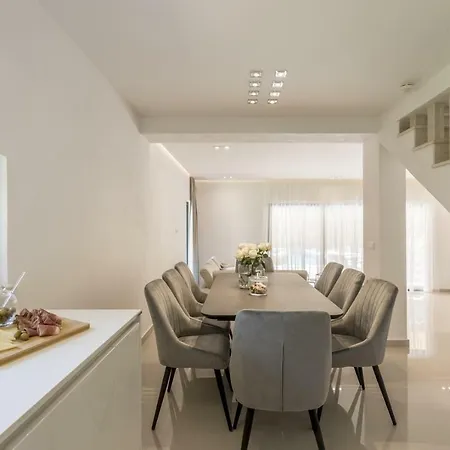 Ventura With Private 45 Sqm Swimming Pool, 4 Bedrooms, Gym, Game *